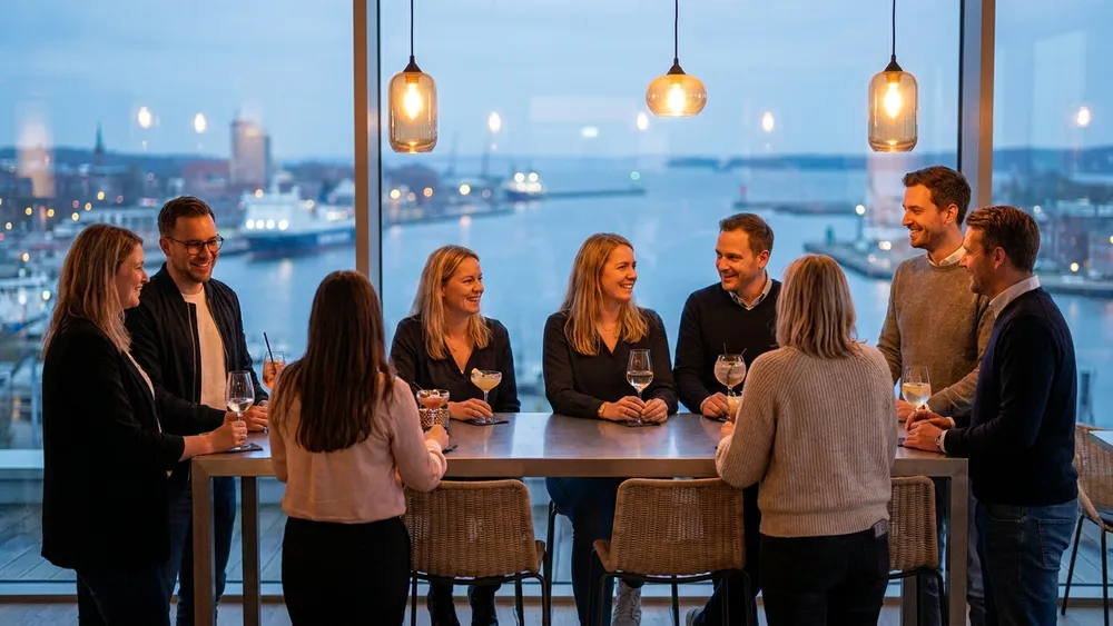 Deck 8 in Kiel – Gruppe trinkt Cocktails an der Bar mit Panoramablick auf die Kieler Förde