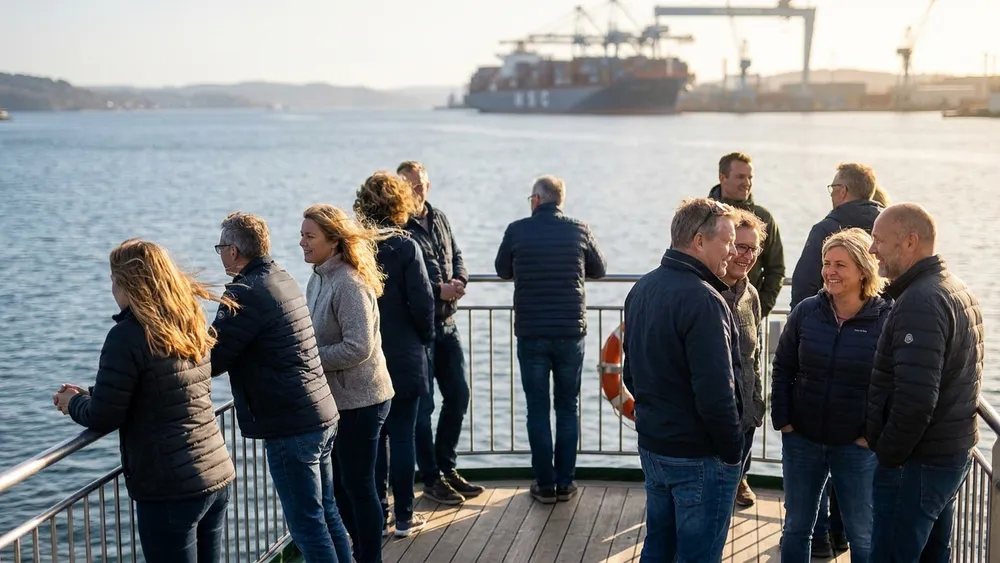 Fördeschifffahrt in Kiel – Gruppe steht an der Reling einer Fähre auf der Kieler Förde