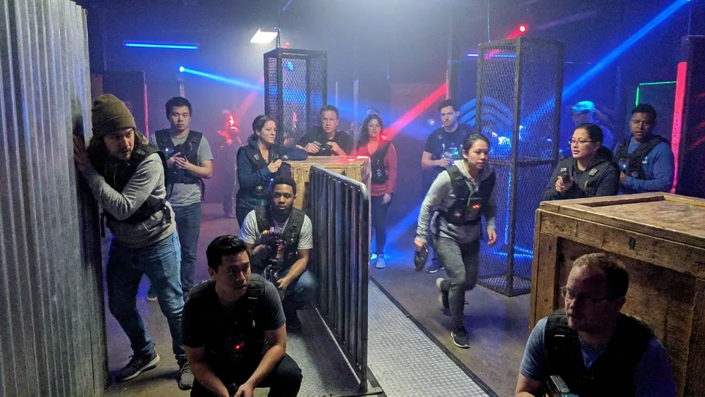 Lasertag in Kiel – Gruppe mit Sensorwesten spielt in einer dunklen Neon-Arena