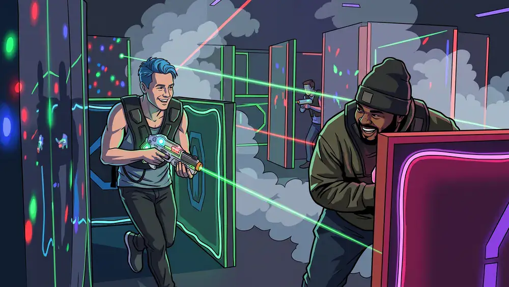 LaserZone Kiel – Zwei Personen mit Laserpistolen in einer neonbeleuchteten Arena
