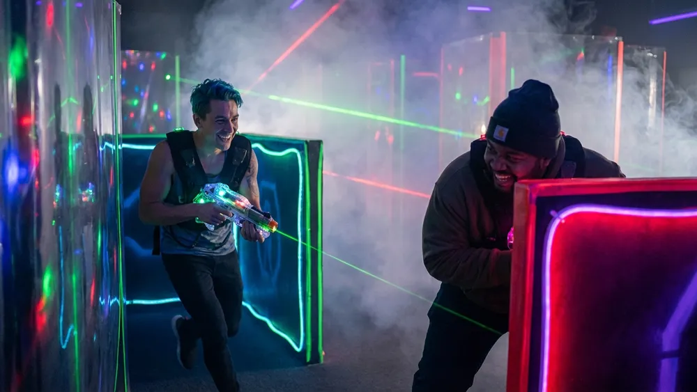 LaserZone Kiel – Team in tactical vests spielt in einer dunklen Neon-Arena