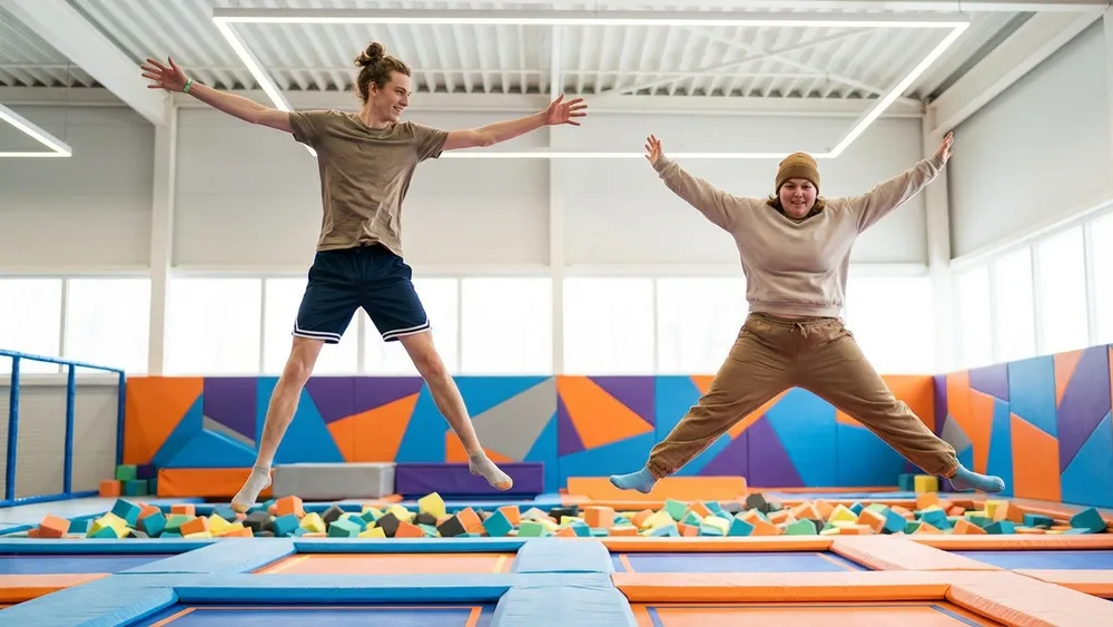 SPRUNG.RAUM Kiel – Team springt gemeinsam auf Trampolinen in einem modernen Indoor-Park