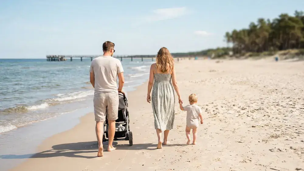 Falckensteiner Strand in Kiel – Familie spaziert am langen Ostseestrand entlang
