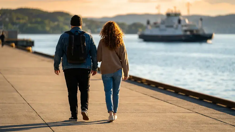 Kiellinie in Kiel – Spaziergang an der Fördepromenade mit Blick auf die Förde