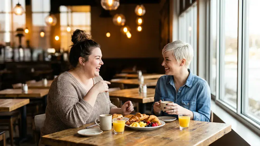 Manufactur Restaurant in Kiel – Zwei Personen brunchen am Buffet-Tisch mit Croissants und Kaffee