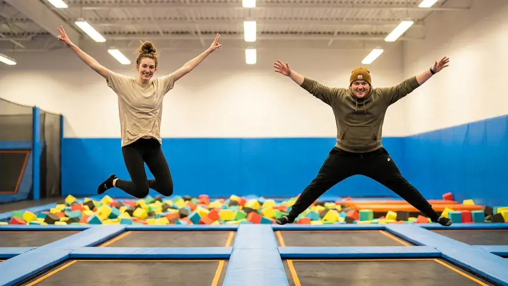 SPRUNG.RAUM Kiel – Zwei Personen springen auf Trampolinen in einem modernen Indoor-Park