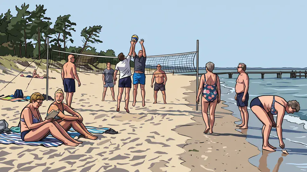 Falckensteiner Strand in Kiel – Kollegen sitzen und spielen Beachvolleyball am langen Ostseestrand