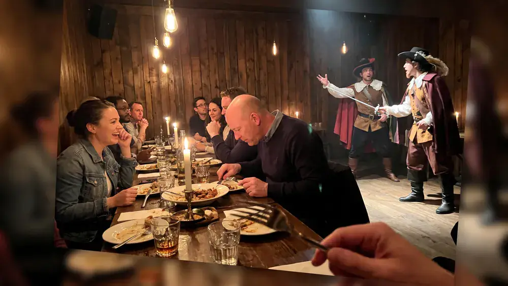 Krimidinner in Kiel – Kollegen verfolgen beim Menü eine Schauspielszene am gedeckten Tisch