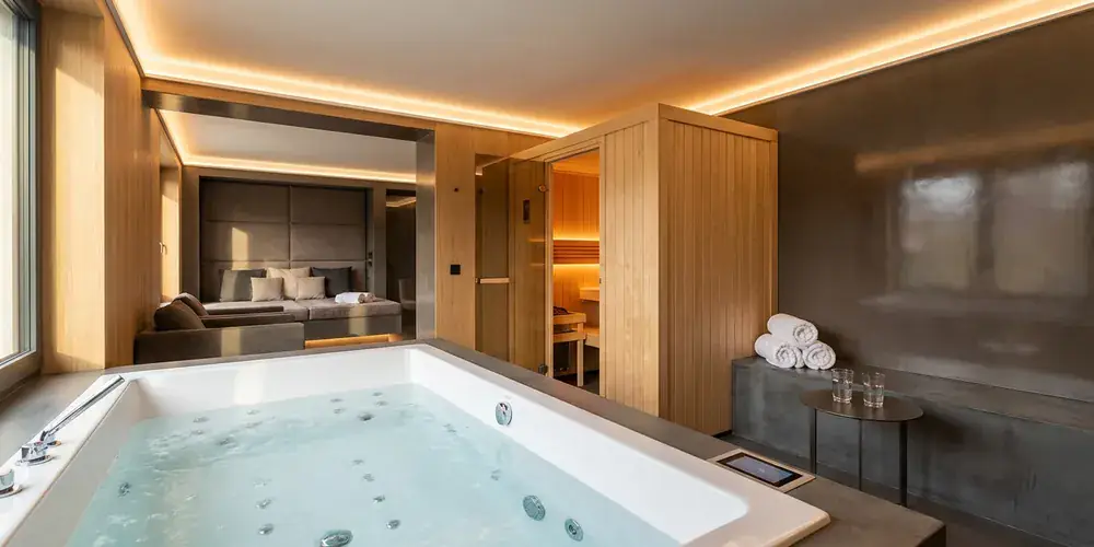 Wellnest Private Spa in Köln – Blick in eine private Wellness-Kabine mit Whirlpool und Sauna