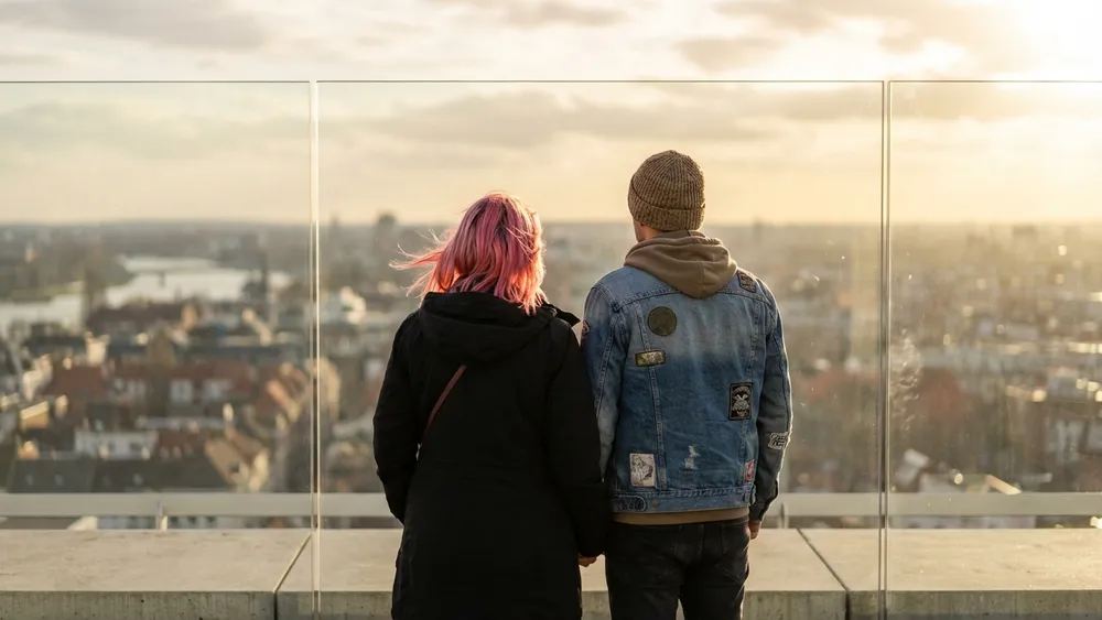 KölnTriangle Panorama – Zwei Personen blicken von der Aussichtsplattform über Köln