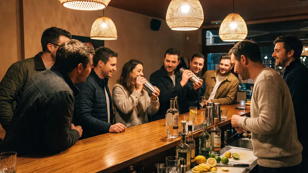 Cocktailkurs in Köln – Kollegen mixen Cocktails an einer Bar unter Anleitung im Kwartier Latäng