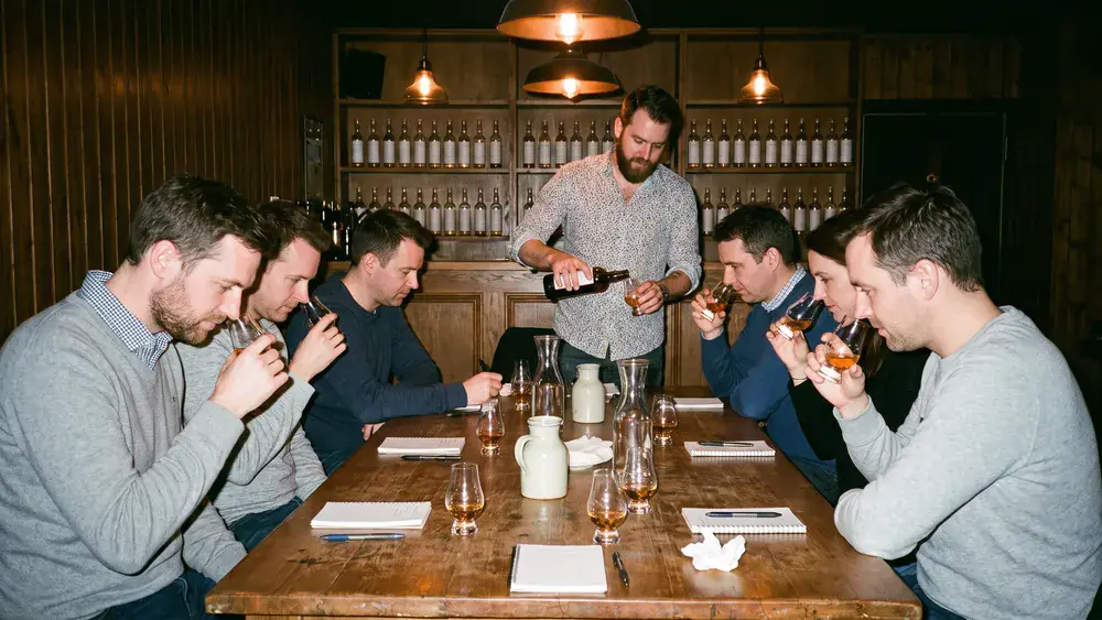 Whisky Tasting in Köln – Kollegen verkosten unter Anleitung verschiedene Whiskys