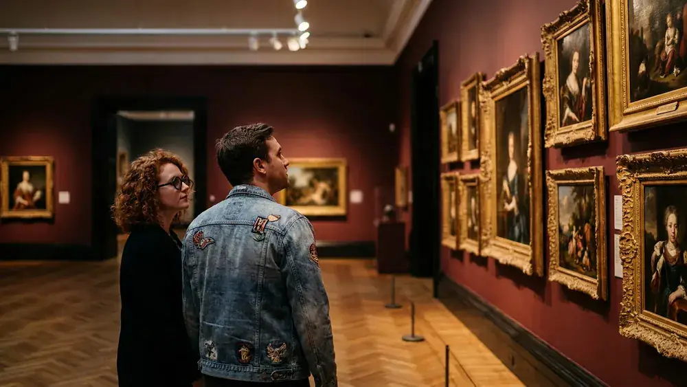 Wallraf-Richartz-Museum in Köln – Zwei Personen betrachten alte Meister in einer historischen Galerie