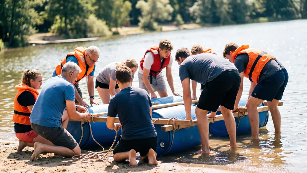 Floßbau in Köln – Team baut am Fühlinger See gemeinsam ein Floß aus Fässern und Balken