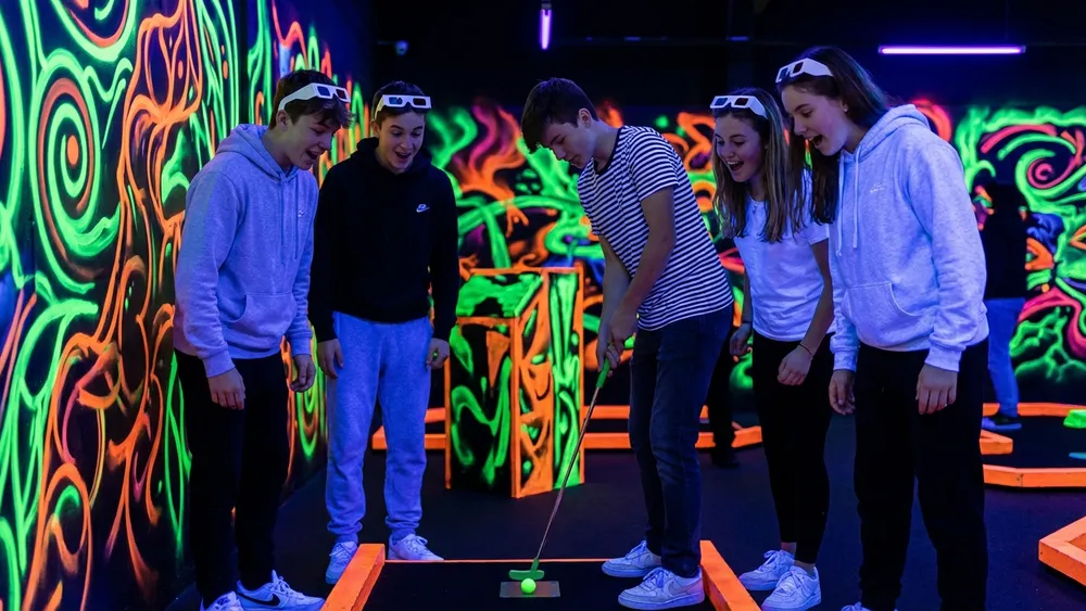 Glowing Rooms Köln – Schüler spielen 3D Schwarzlicht Minigolf in leuchtenden Fantasiewelten