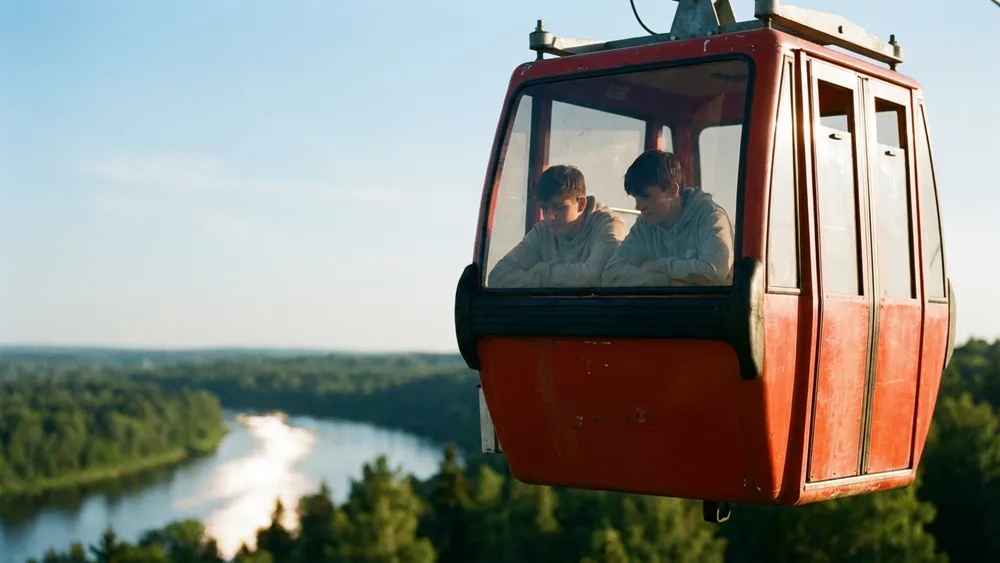 Kölner Seilbahn – Gondel schwebt über den Rhein mit Blick auf Köln