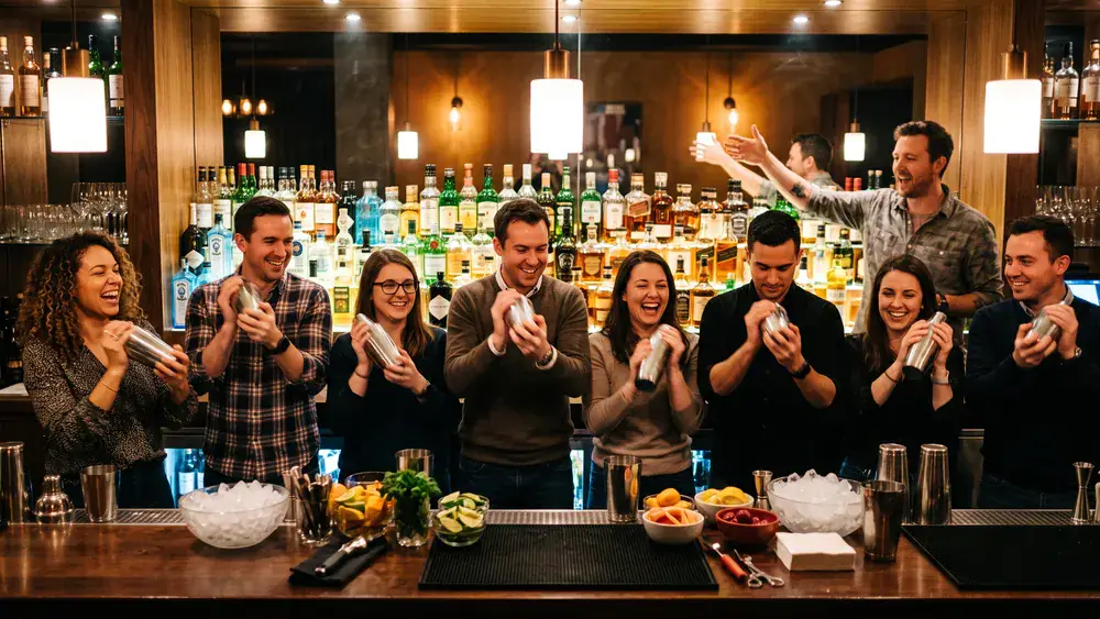 Cocktailkurs in Köln – Kollegen mixen Cocktails an einer Bar unter Anleitung im Kwartier Latäng