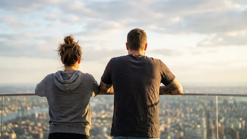 Fernsehturm Stuttgart – Zwei Personen auf der Aussichtsplattform mit Blick über die Stadt