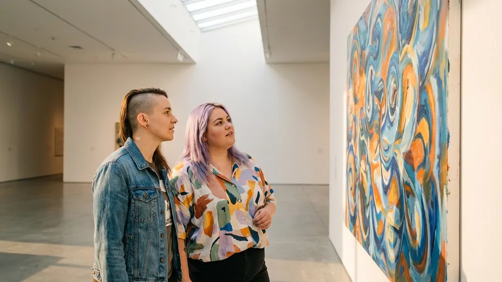 Staatsgalerie Stuttgart – Zwei Personen betrachten ein Gemälde in einem hellen Ausstellungsraum