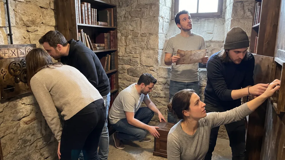 Escape Room in Stuttgart – Kollegen lösen als Gruppe gemeinsam Rätsel in einem thematisch gestalteten Raum