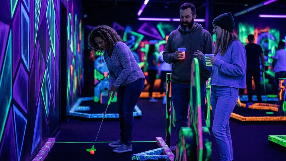 Schwarzlicht Minigolf in Stuttgart – Gruppe spielt mit 3D-Brillen Minigolf in leuchtender Neonwelt