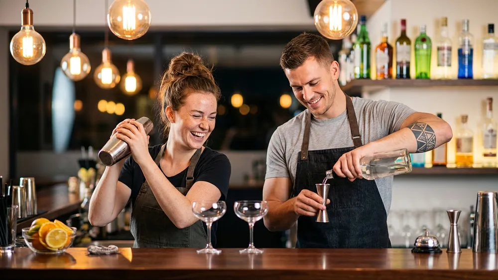 Cocktailkurs in Stuttgart – Team mixt Cocktails an einer Bar unter Anleitung im SI-Centrum