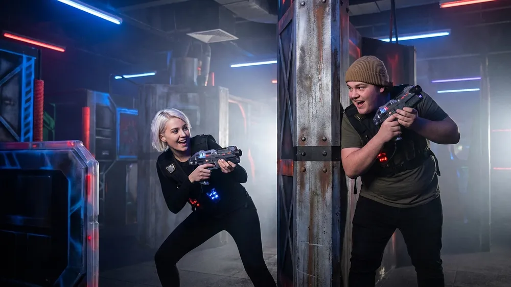 Lasertag in Stuttgart – Team in tactical vests spielt in einer dunklen Neon-Arena