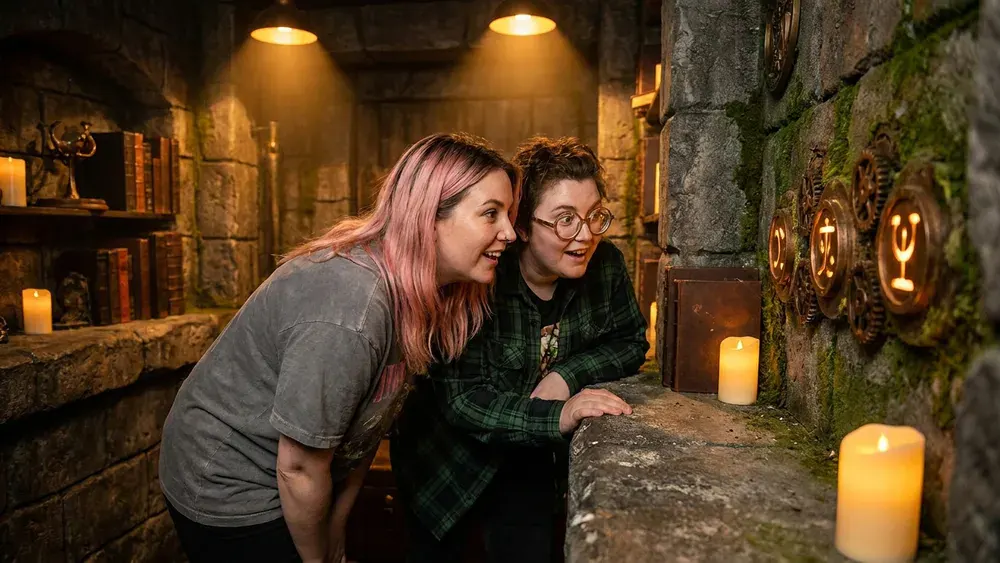 Escape Room in Stuttgart – Zwei Personen lösen gemeinsam Rätsel in einem thematisch gestalteten Raum