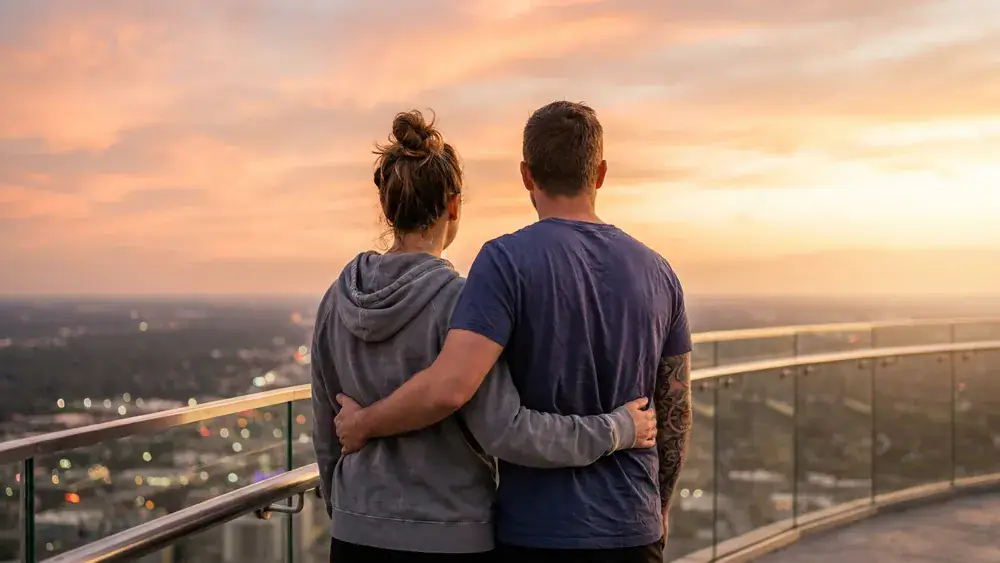 Fernsehturm Stuttgart – Zwei Personen auf der Aussichtsplattform mit Blick über die Stadt