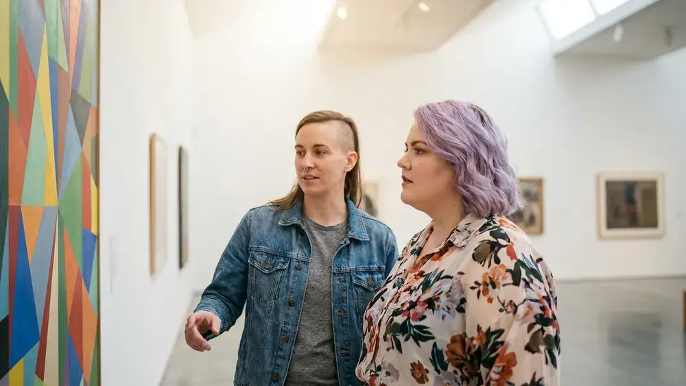 Staatsgalerie Stuttgart – Zwei Personen betrachten ein Gemälde in einem hellen Ausstellungsraum