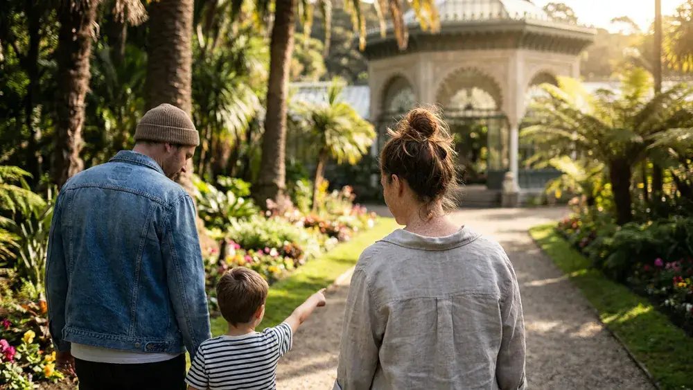 Wilhelma Stuttgart – Familie spaziert an einem Sonntagmorgen durch den botanischen Garten mit historischen Gewächshäusern