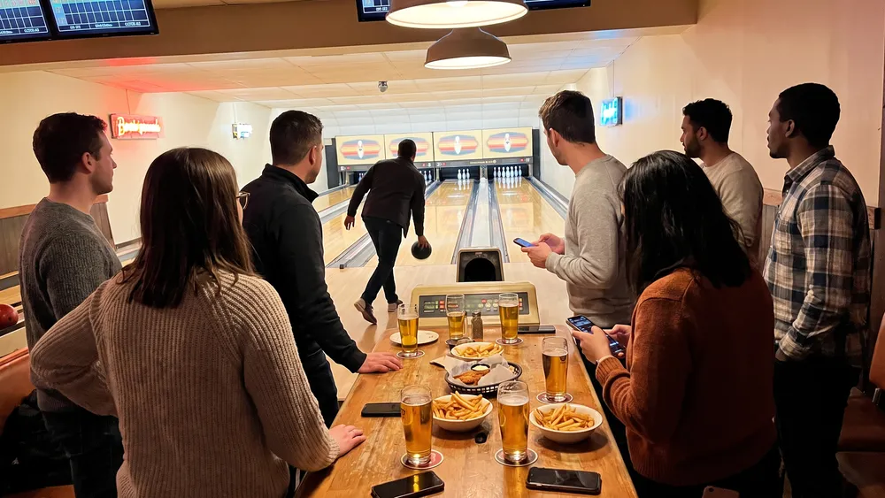 Bowling in Stuttgart – Team jubelt an einer Bahn in der Bowling Arena Feuerbach