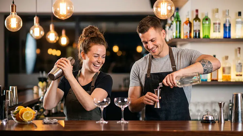 Cocktailkurs in Stuttgart – Team mixt Cocktails an einer Bar unter Anleitung im SI-Centrum