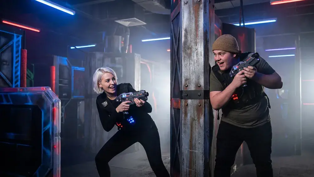 Lasertag in Stuttgart – Team in Sensorwesten spielt in einer dunklen Neon-Arena