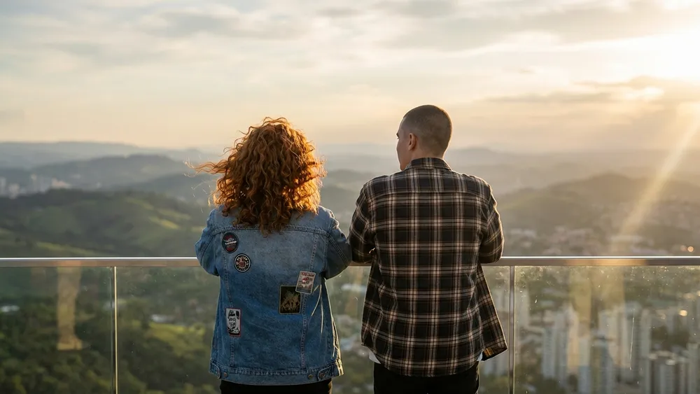 Fernsehturm Stuttgart – Schüler genießen die Aussicht von der Plattform über die Stadt