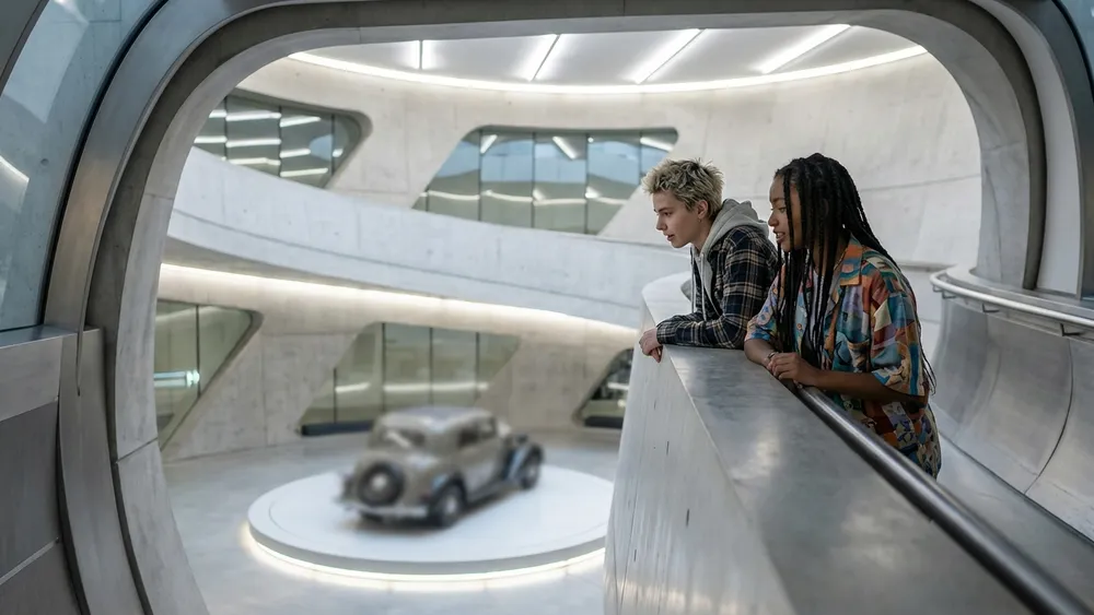Mercedes-Benz Museum Stuttgart – Schüler bestaunen Oldtimer auf der spiralförmigen Ausstellungsrampe