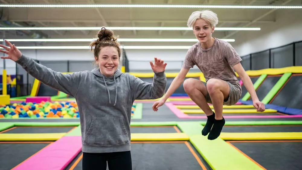 Sprungbude Stuttgart – Schüler springen auf Trampolinen im bunten Indoor-Park