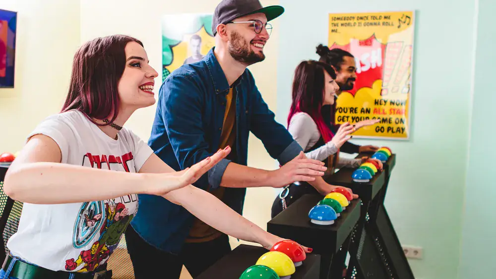 Gamer Gameshow bei Stuttgart – Kollegen spielen begeistert an beleuchteten Spielstationen