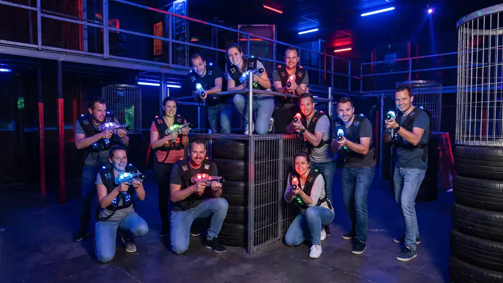 Lasertag in Stuttgart – Kollegen in Sensorwesten spielen in einer dunklen Neon-Arena