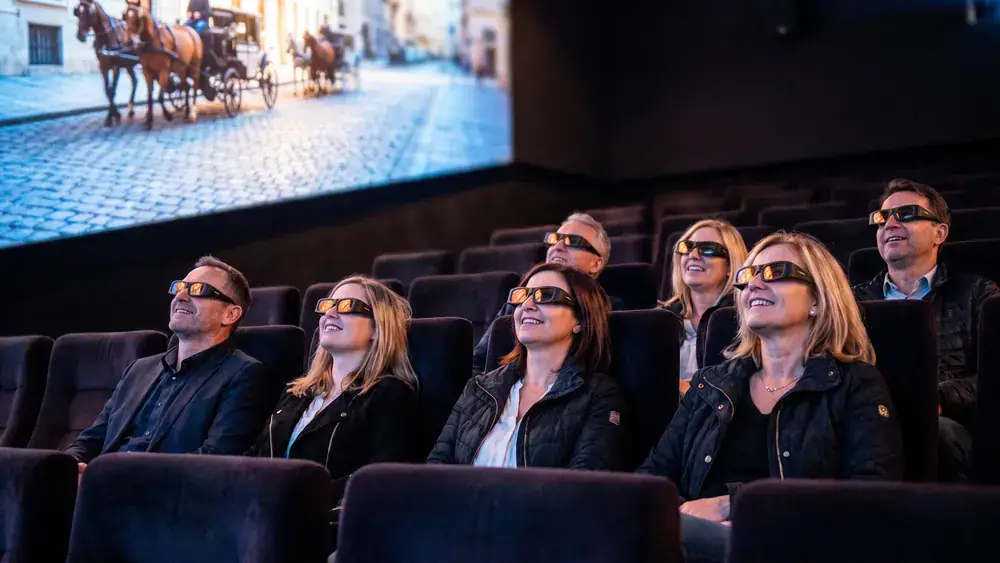 Time Travel Vienna – Kollegen mit 3D-Brillen in einer 5D-Show zur Wiener Geschichte