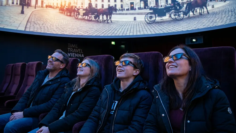 Time Travel Vienna – Familie mit 3D-Brillen in einer 5D-Show zur Wiener Geschichte