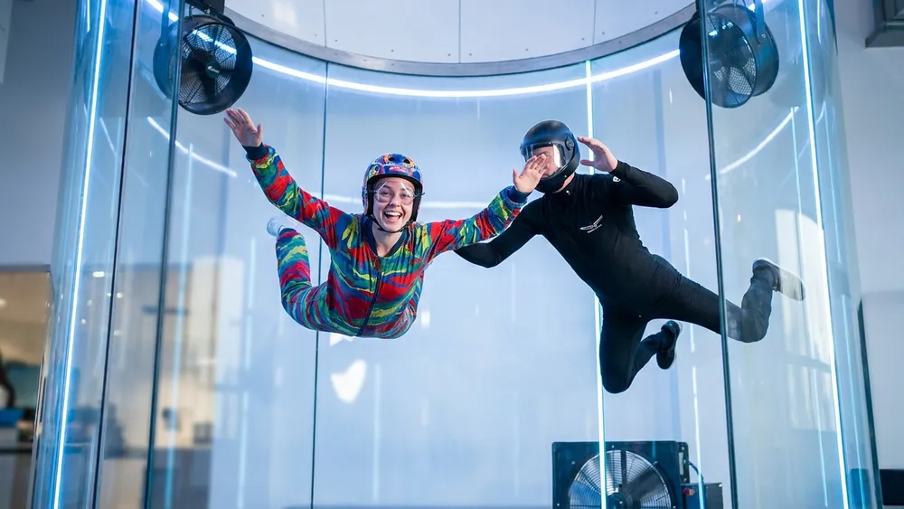 Windobona Wien – Person fliegt im vertikalen Windkanal während Indoor Skydiving