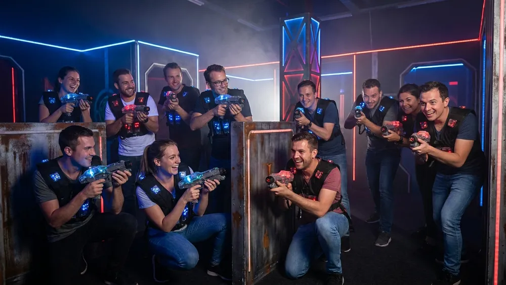 Lasertag in Wien – Team in tactical vests spielt in einer dunklen Neon-Arena im Prater