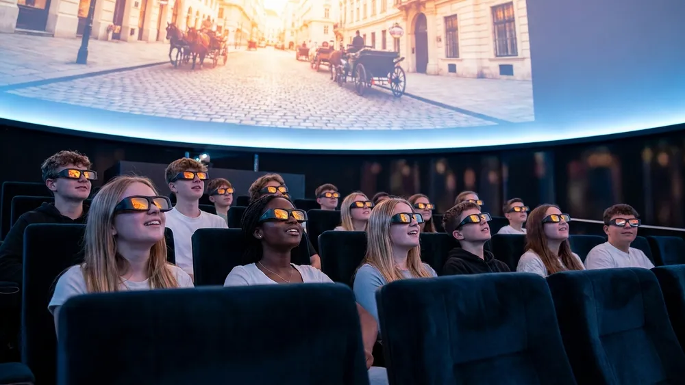 Time Travel Vienna – Schulklasse mit 3D-Brillen in einer 5D-Show zur Wiener Geschichte