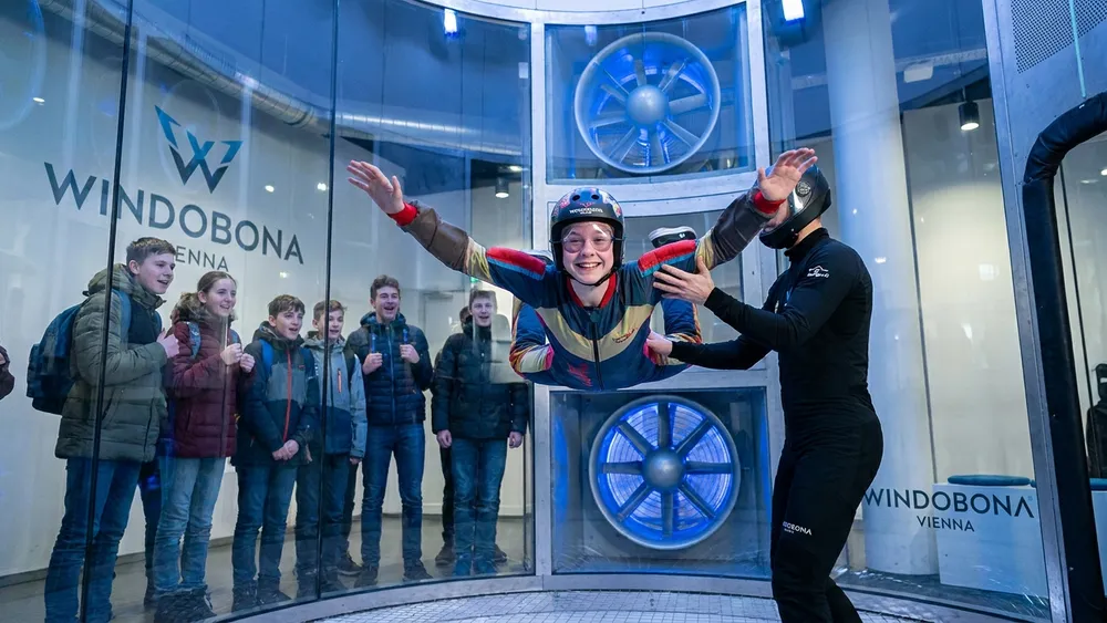 Windobona Wien – Teenager fliegt im vertikalen Windkanal während Schulklassen-Indoor-Skydiving