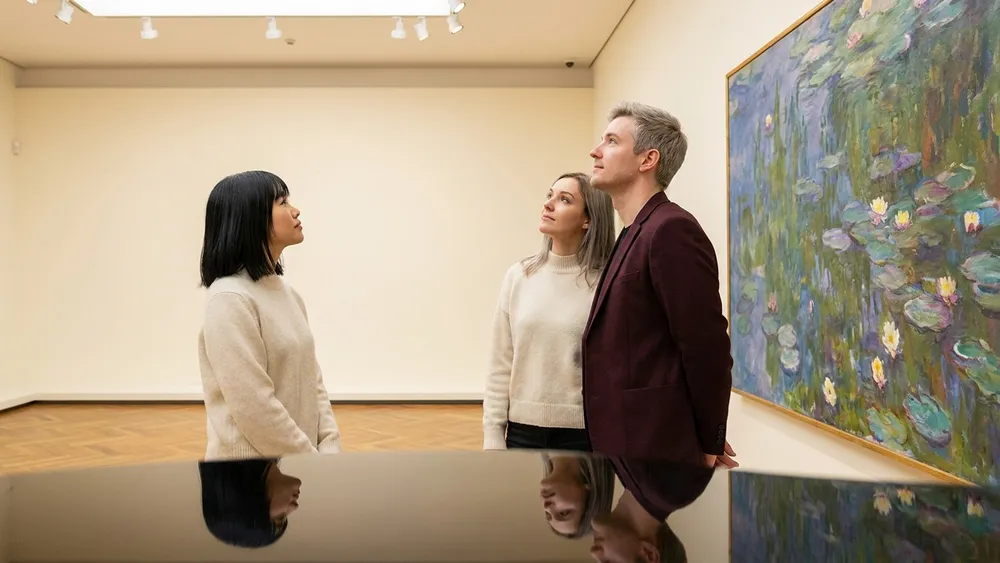 Albertina Wien – Zwei Personen betrachten ein impressionistisches Gemälde im Galerieraum