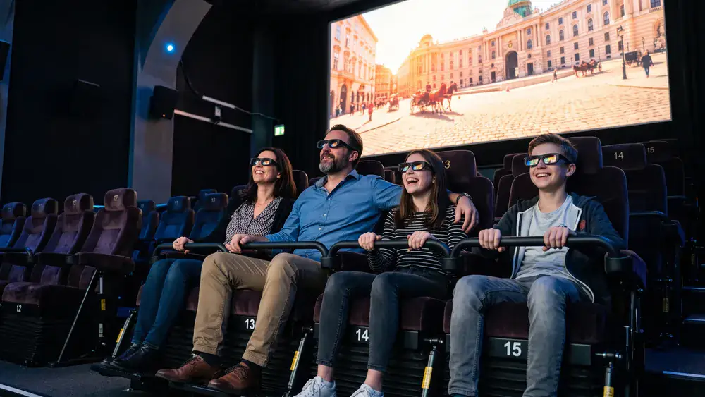 Time Travel Vienna – Kollegen mit 3D-Brillen in einer 5D-Show zur Wiener Geschichte als Auftakt der Weihnachtsfeier