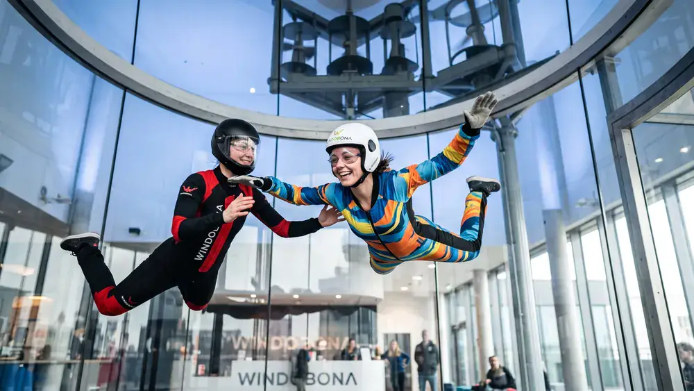 Windobona Wien – Kollege fliegt bei der Weihnachtsfeier im vertikalen Windkanal während Indoor Skydiving