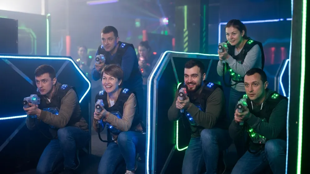 LaserTag Würzburg - Erwachsene spielen LaserTag in einer futuristischen Arena