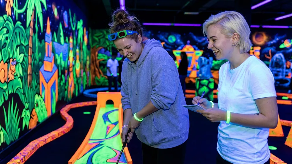 Schwarzlichtfabrik Würzburg – Team spielt mit 3D-Brillen 3D-Minigolf unter Schwarzlicht